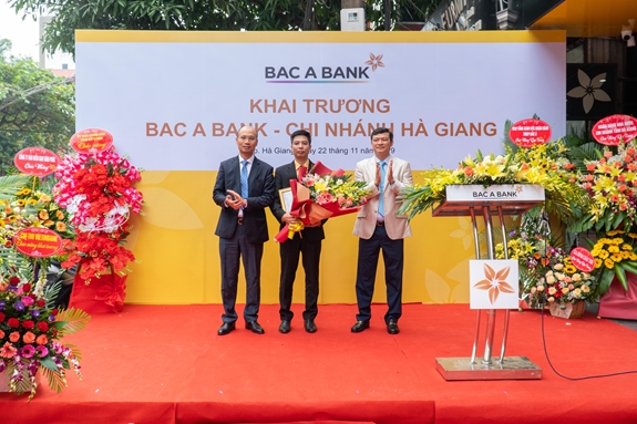 Ông Chu Nguyên Bình, Phó TGĐ và ông Nguyễn Việt Hanh, Phó TGĐ BAC A BANK trao quyết định thành lập cho Giám đốc Chi nhánh Hà Giang.